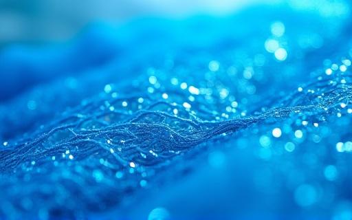 Primer plano de una red de pesca de color azul intenso.